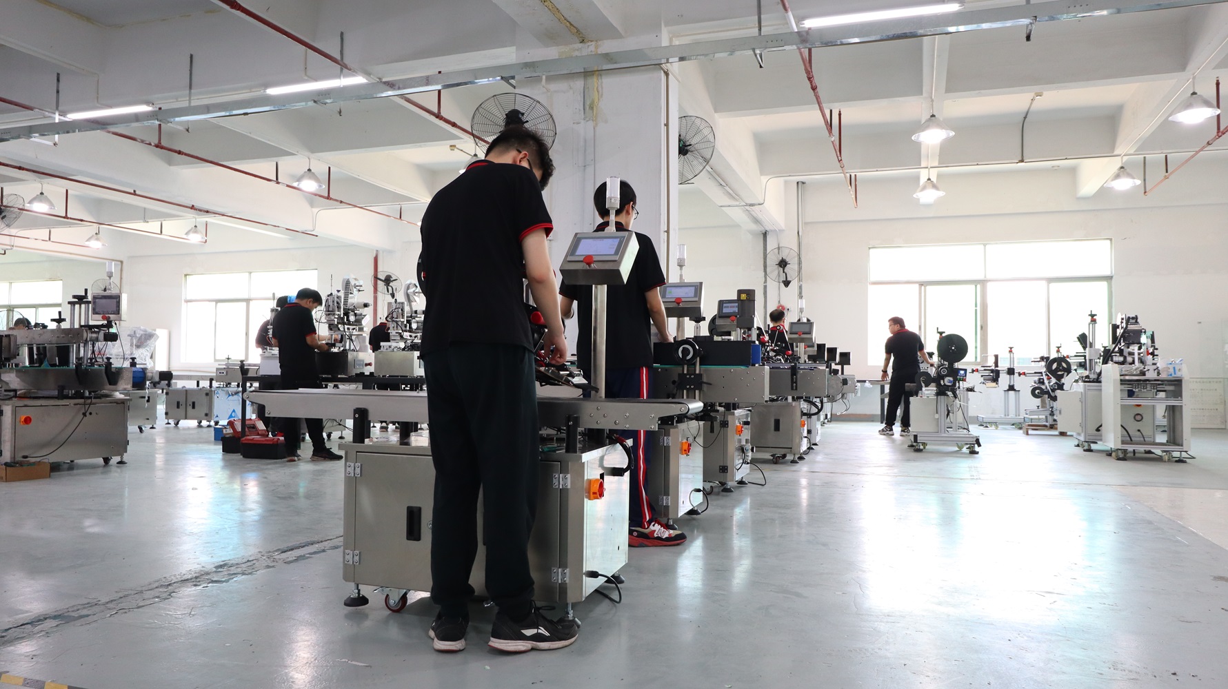 全自動轉(zhuǎn)角貼標(biāo)機(jī),轉(zhuǎn)角貼標(biāo)設(shè)備,轉(zhuǎn)角貼標(biāo)機(jī)