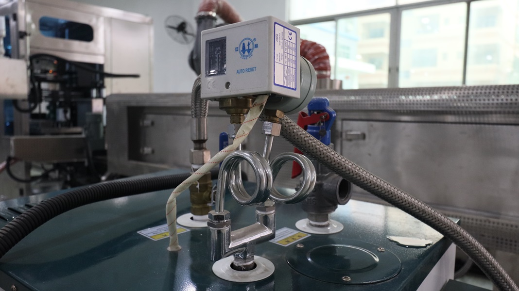 電熱收縮套標(biāo)機(jī),套標(biāo)機(jī),套標(biāo)機(jī)廠家,佼佼者自動(dòng)化