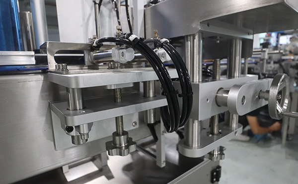 全自動分頁平面貼標(biāo)機(jī),分頁平面貼標(biāo)機(jī),平面貼標(biāo)機(jī)廠家