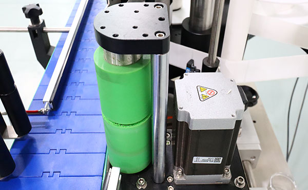 全自動高速貼標(biāo)機,高速貼標(biāo)機設(shè)備,貼標(biāo)機設(shè)備,佼佼者自動化