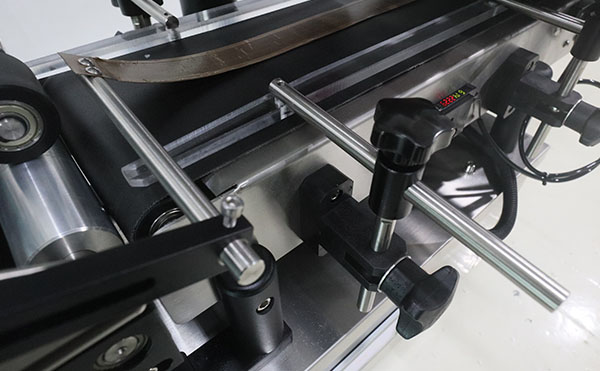 全自動平面貼標(biāo)機(jī),貼標(biāo)機(jī)，全自動不干膠貼標(biāo)機(jī)廠家,佼佼者自動化