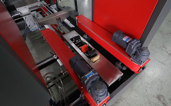 一字型自動封箱機(jī),自動封箱設(shè)備,包裝機(jī)生產(chǎn)廠家,佼佼者自動化