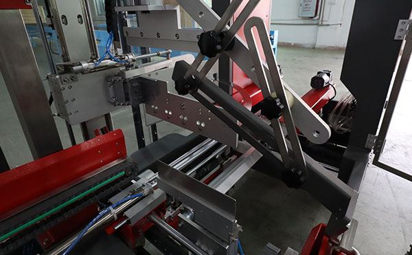 角邊全自動封箱機(jī),全自動封箱機(jī),封箱機(jī),佼佼者自動化包裝機(jī)生產(chǎn)廠家