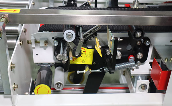 全自動(dòng)折蓋封箱機(jī),折蓋封箱機(jī)設(shè)備,折蓋封箱機(jī),佼佼者自動(dòng)化